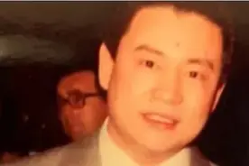 他，靠岳母资助成亿万富豪，妻子被气离婚去世，60岁坐轮椅，为啥图片