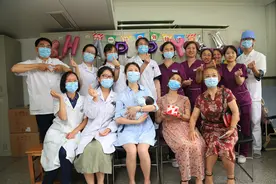 这个小不点今天最欢乐！950克早产儿终于与爸妈团圆啦！图片