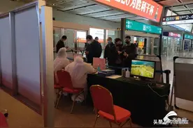 第一列武汉来济列车已到达！73名乘客将被专车接到留观点，进行核酸检测图片