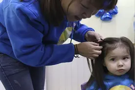 幼儿园老师给娃花式编辫子，孩子很开心家长直皱眉：下手太狠了图片