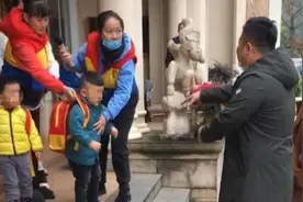 爸爸首次接娃放学火了，老师满脸警惕，爸爸急出汗：我真是他爸图片