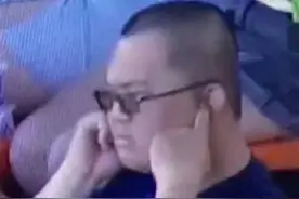 喂，我不是耳聋，只是没戴眼镜听不清你说话！图片