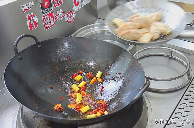 这才是盐焗鸡翅的地道做法，肉质鲜嫩，香气四溢，味道特别棒