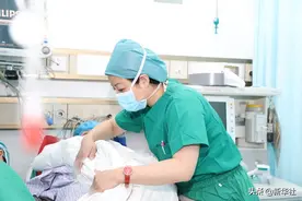 白衣天使的勇气——无影灯下“南丁格尔”书写芳华图片