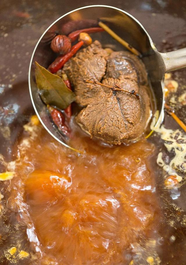 跷脚牛肉：乐山人的市井和江湖