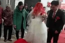 怀孕7个月新娘拜堂不能弯腰下跪，老人非要她跪下，新郎发火了图片