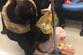 地铁上，这位妈妈火了，这样的行为，才是最高级的炫富图片