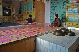 东北人在炕上吃饭睡觉，南方人疑惑：不嫌脏吗？当地人这样回答图片