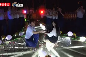 女友下跪求婚，洋浦一消防员当场飙泪，几秒后反转…图片