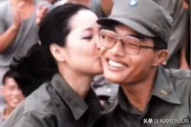 30年前被邓丽君亲过的士兵，称一辈子都不洗脸，结果变成怎样了？图片