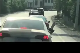 “真臭”！平江有人在车上晒脚，看似悠闲实则危险！图片