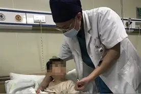 男童玩封口机 右前臂被切断图片
