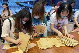 与五年前的自己对话！高中毕业生回母校开启“时光胶囊”图片