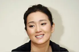 巩俐泪目：我对不起离世的姐姐图片