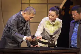美女偷偷带着爷爷的酒杯来鉴宝，马未都看完：这事麻烦了图片
