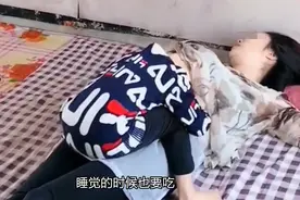 10岁小男孩仍吸“母乳”，每日4次不给就发脾气，妈妈：不敢管图片