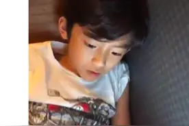 谢振轩昔日窝角落玩平板，头靠墙壁，谢振南不打扰自娱自乐图片