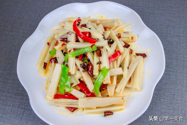 炝拌莲菜有技巧，按照这个方法，莲藕洁白又入味，清脆不发黑