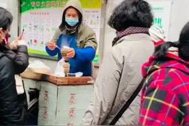 成都大爷卖“绝迹”小吃，街头摆摊52年，5元3个仅他一人在卖图片