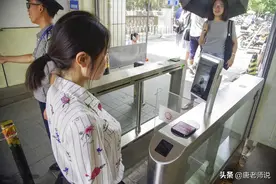教师一天要打卡四次，忘记打卡扣工资，白岩松的评价值得深思图片