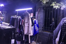 “90后”小伙夜市直播叫卖女装，旺季月入两万多元图片