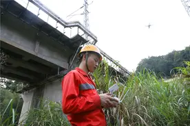 铁路“飞行员”这样翻越崇山峻岭图片