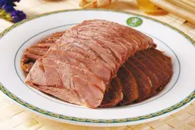 买的牛肉切开发现“冒绿光”，好多人直接扔了，知道原因别再乱扔图片