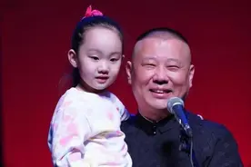 郭德纲让师傅孙女喊舅舅，侯耀华带何沄伟祭拜三叔，这对台戏精彩图片