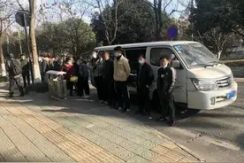 一车一“世界”，这辆面包车车门一开，超员幅度高达250%！图片