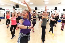 大妈跳Zumba火遍健身圈，气质这块真的被她拿捏得死死的图片