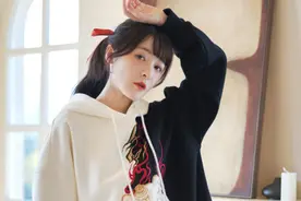 周星驰干女儿徐娇晒近照，穿宽松卫衣玩下衣失踪，开网店吸金无数图片