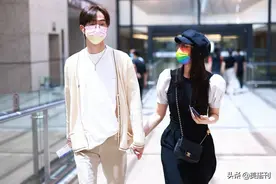 伊能静儿子正式出道，和妈妈牵手高调亮相机场，网友：标准小鲜肉图片