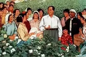 七十年代宣传画：赤脚医生遍山村，合作医疗气象新图片