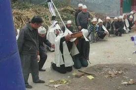 农村白事有一习俗，出殡时要摔一个盆，原来白事摔盆的缘由是这样图片