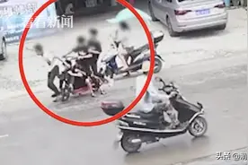 害人害己！5名未成年合骑一辆共享单车一人坐车篮图片