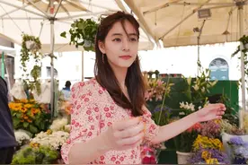 新木优子分享写真集花絮照 嫩红碎花裙一展妙曼身姿图片