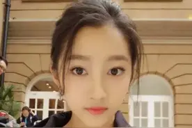 你见过初中的关晓彤照吗？非主流发型让人眼前一亮，可爱了！图片