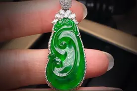 翡翠饰品，高档次翡翠首饰吊坠，是这样的图片