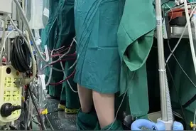 手术中裤子掉了！这张照片爆红图片