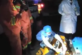 25岁游客夜间山林“试胆”，坠落悬崖脚掌被刺穿图片