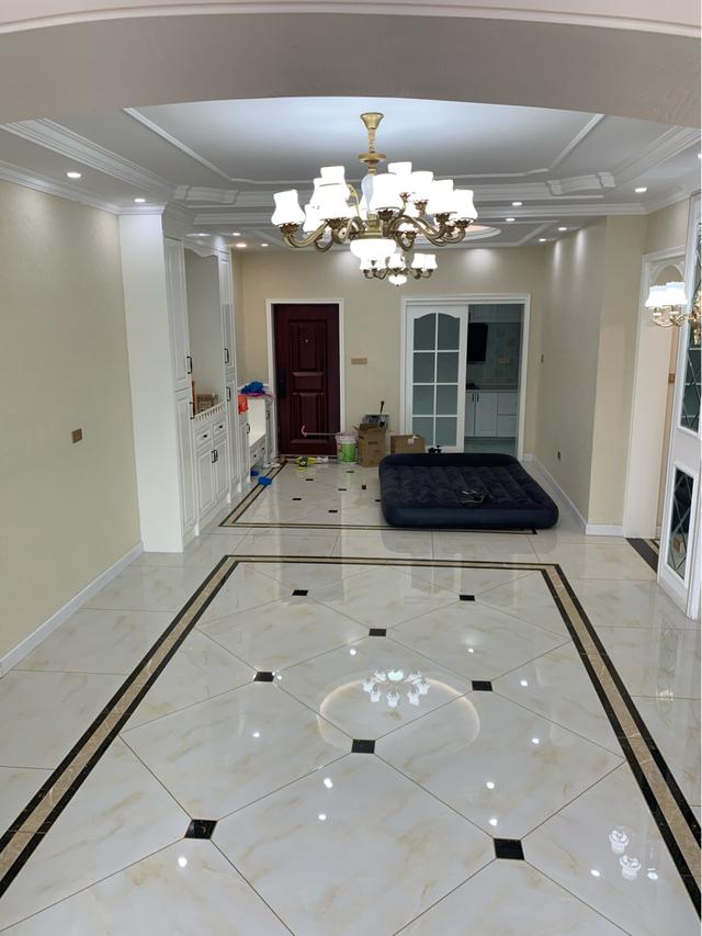 新房硬装完工,客厅装修很漂亮,入户就被混搭风的设计给迷住了