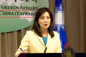 “台湾不是中国的”，“那你背后写的啥？”图片