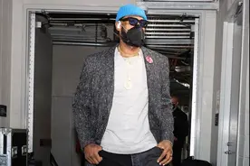球迷与詹姆斯互喷，被驱逐出场！詹姆斯关键三分球，湖人逆转老鹰图片