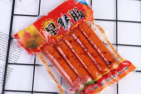 “火腿肠”袋子上裹辣椒，吃都没法吃，到底是为了啥？图片
