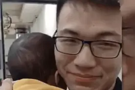 宝宝第一次见舅舅亲了他一口，舅舅竟然激动落泪，这就是亲情啊图片