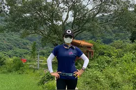 刘嘉玲真懂保养，爬山健身气质越来越好，年龄增长心态却更年轻图片