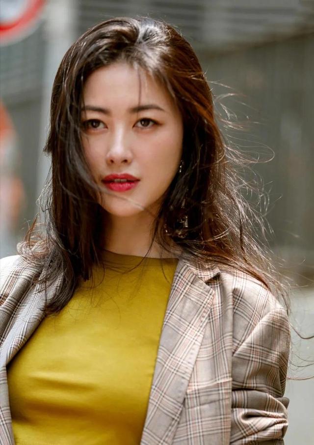 表面是艺人，实际是富家千金的8位女星，她们更不怕的就是潜规则