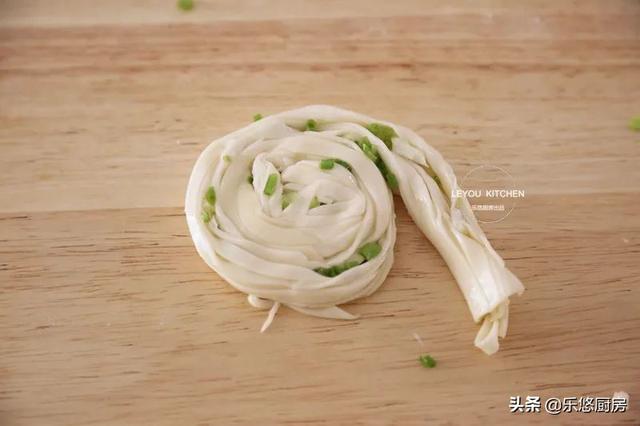几个剩饺子皮，一把葱花，简单几步，烙一锅丝丝分明的饼