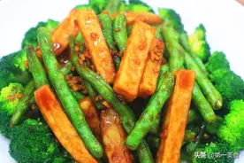 入伏后、这两样素菜一起炒实在太香了！难怪家人都爱吃，比肉还香图片