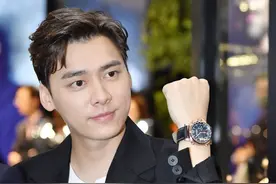 李易峰身材圆润了很多，但是气场更帅了，穿西装也是与众不同的图片